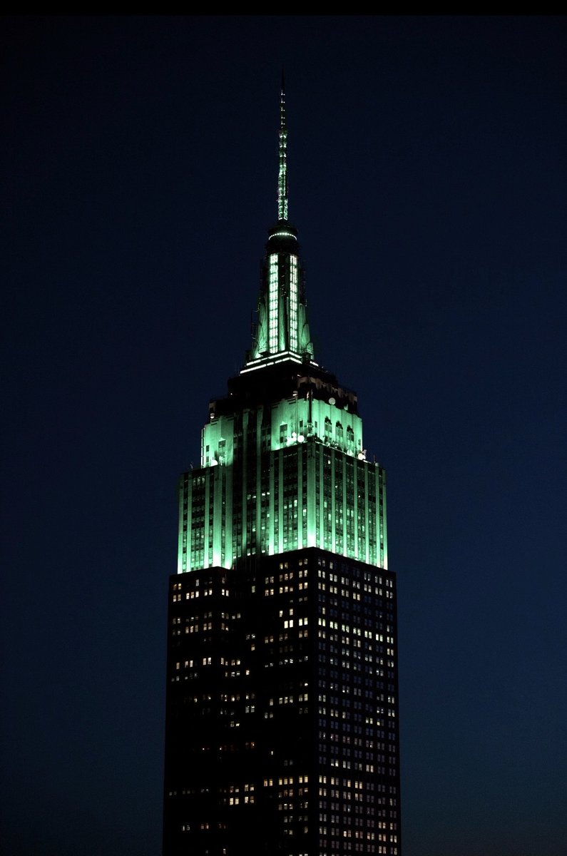 EmpireStateBldg's tweet photo. WhaTS happening? 

https://t.co/yACM5SSsw5 https://t.co/OOpD7dlGLR
