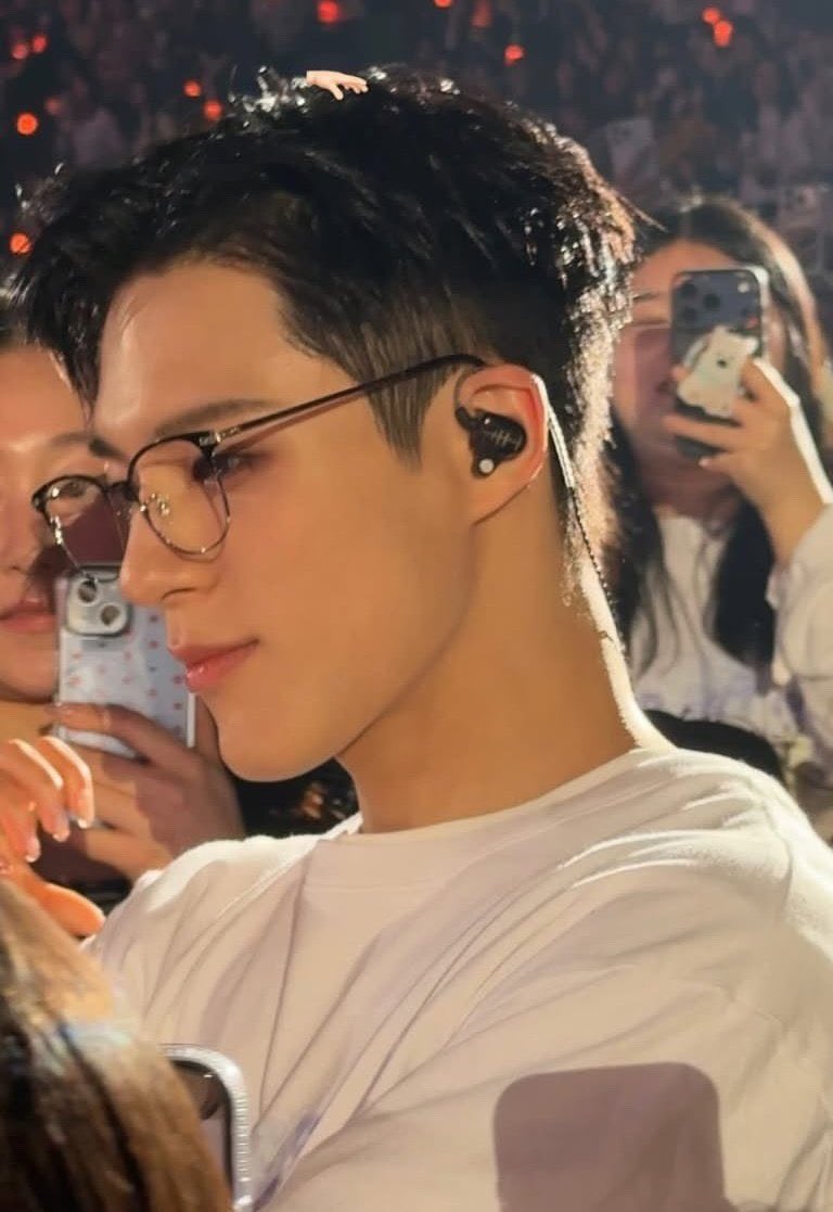 mindfullsun_'s tweet photo. ตั้งแต่ i เจอ u นะ i มองคนบนโลกนี้หล่อน้อยลง จริง ๆ คือแบบว่า u เป็น standard ใหม่ในชีวิต i https://t.co/mtOT9senck