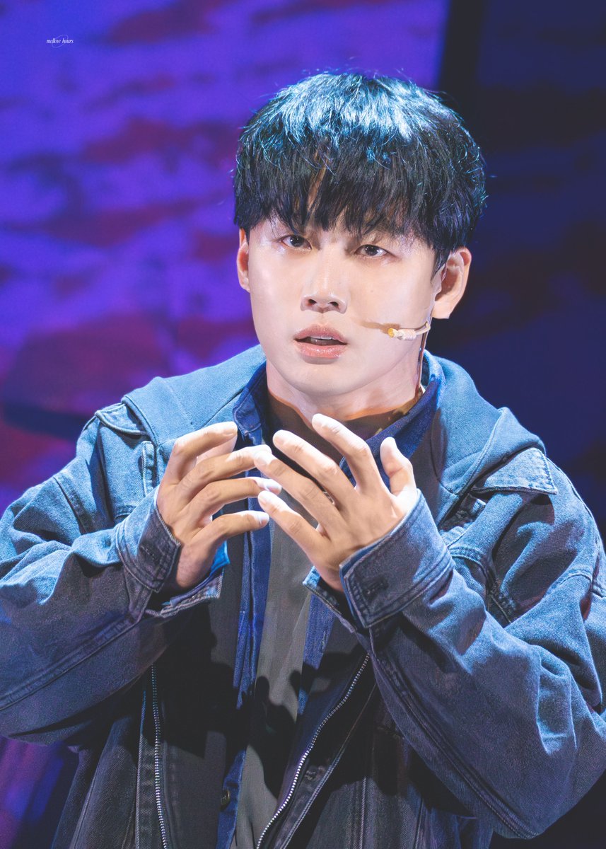 Mellow_hours_'s tweet photo. 260817 뮤지컬 #종의기원 

스페셜 커튼콜 : 그날  

-
한유진 | #이종석 https://t.co/RGjfixNQEK