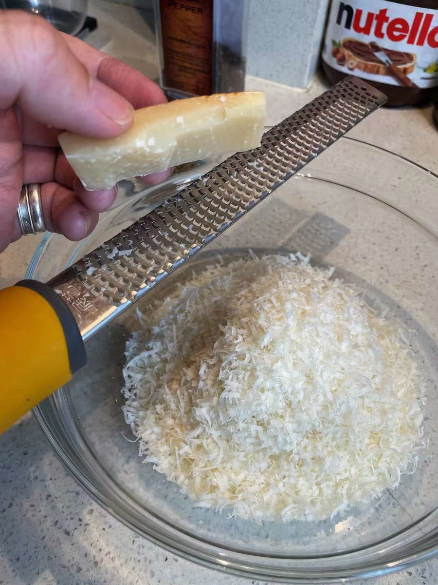 Melbern19's tweet photo. Just pulled the fluffiest vanilla sourdough loaf out of the oven—crusty on the outside, airy inside, and it smells like heaven in my tiny kitchen  #HomeBakingJoy， https://t.co/55ZuYumaAh