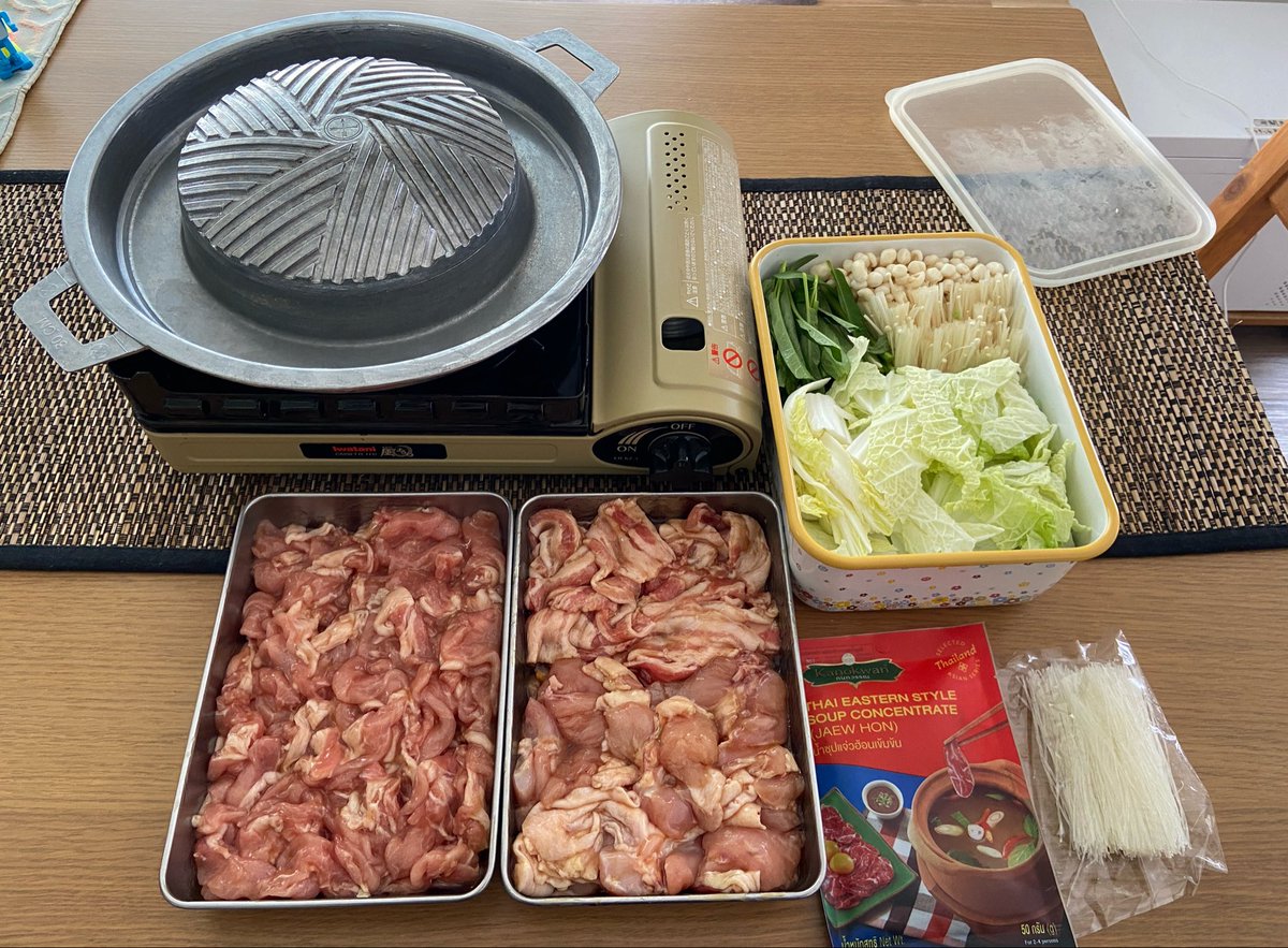 kugibattochan's tweet photo. 娘の親友が、近い内に"私とムーガタ"したいと泊まりの約束してたんだけど、来れる日に私が別宅でお留守番だった🥹
せめて、ムーガタ鍋セットを用意してあげようと、お肉に下味付けて、野菜も切って冷蔵庫にしまって、スープはチムチュム用。
卓上コンロの仕舞う所など、全て写真付きで説明w https://t.co/m4yVu29zFs