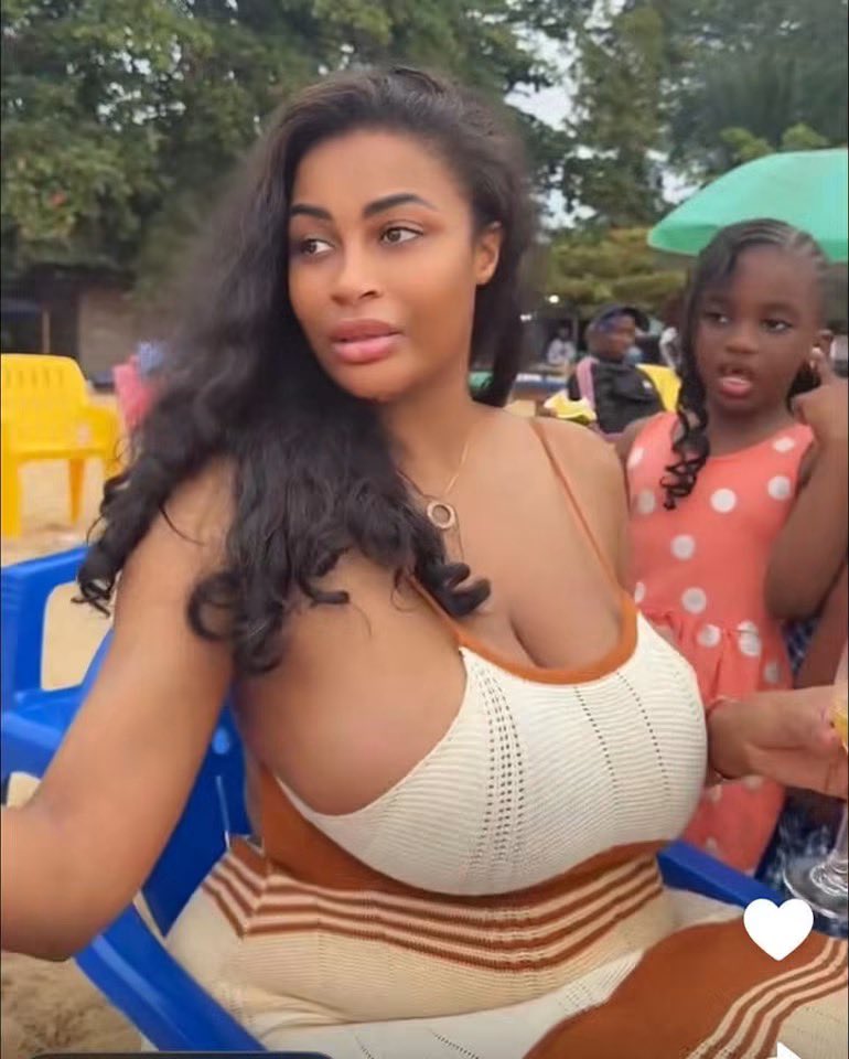 237mood_X's tweet photo. #People
Biscuitdemer profite d'un moment à Kribi accompagnée de sa fille et quelques proches. 🌊 🌴

#TesDansLeMood https://t.co/ujoXebnlfI