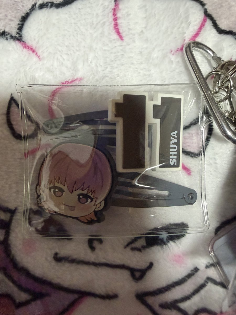 __3ktman's tweet photo. @asu_NewYear ポスト拝見していただきありがとうございます。
ただいまEVEペンライトは0.8にてご提示頂いてる方がおられます。
ガチ夢中アクスタは0.3-で考えておりましたが、ご希望金額ございましたらお伺いいたします。ヘアピンは下記画像でお間違いなかったでしょうか？
タオルはEVE〜Real？までになります。 https://t.co/qWazeZoQcy