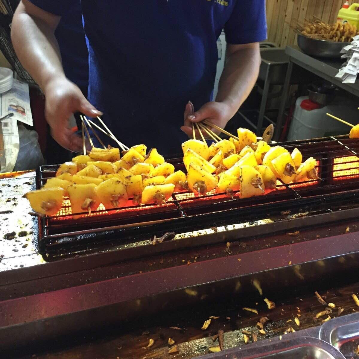 susilvasantos's tweet photo. Craving late-night snacks Found the perfect crispy fried potato skewer with chili flakes at the street stall—warm, savory, and totally hit the spot! https://t.co/h4tJH98EAA