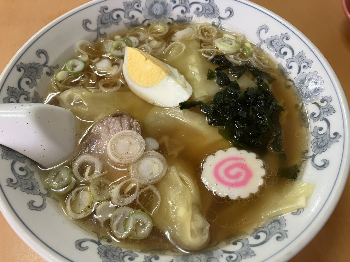 orenomeshiroku's tweet photo. 8月20日　昼食　東京都北区
中華料理　森よし
ワンタンメン　チャーハンハーフ
美味也
小路に佇む昔ながらの町中華、確かに入りにくいでしょう。店内も10数人で満席。
麺のスープも薄めですが味わい深き、チャーハン旨し、ハーフもメニューに無くても対応してくれる優しさ、素晴らしい。 https://t.co/KegvOWLkOp