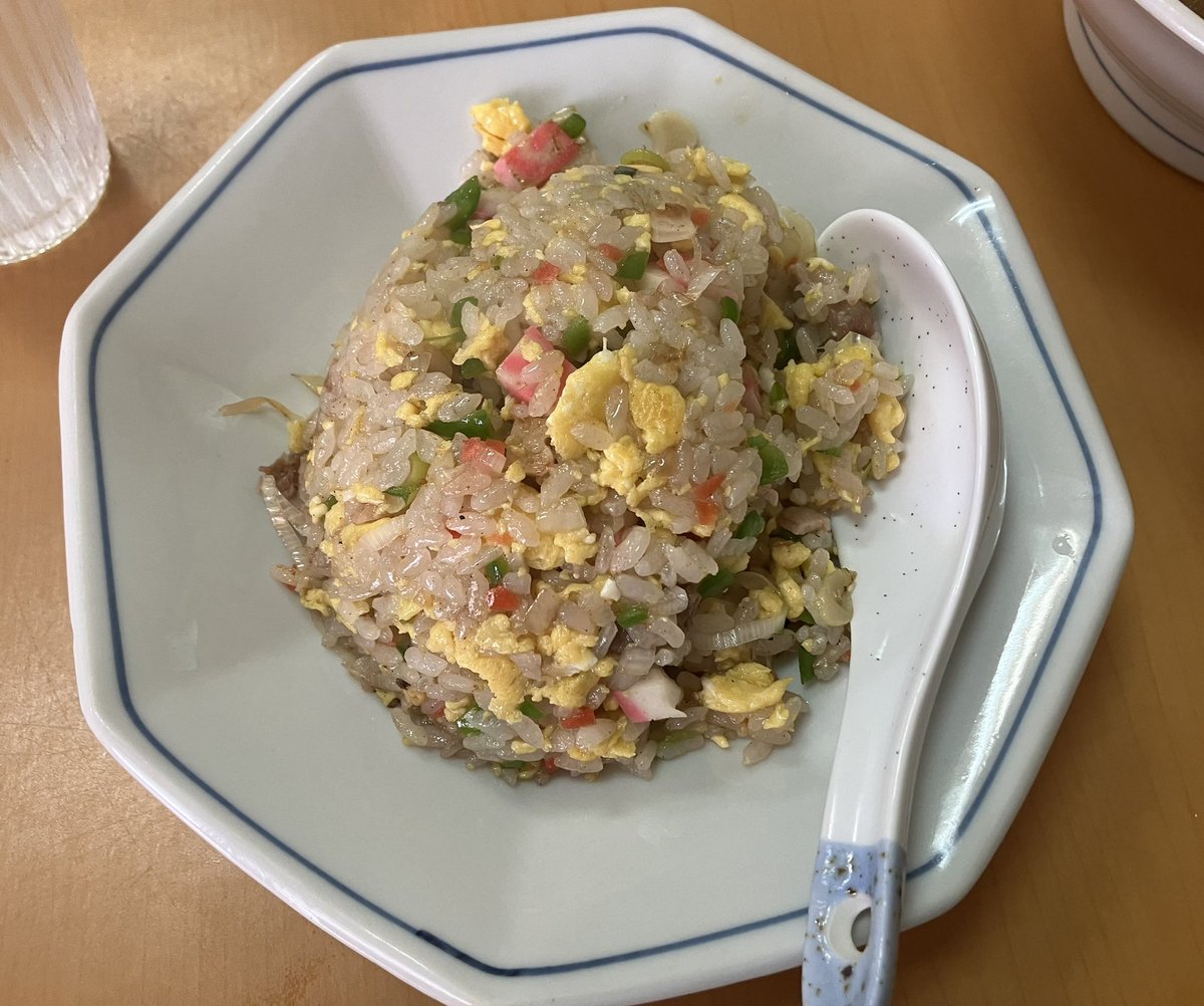 orenomeshiroku's tweet photo. 8月20日　昼食　東京都北区
中華料理　森よし
ワンタンメン　チャーハンハーフ
美味也
小路に佇む昔ながらの町中華、確かに入りにくいでしょう。店内も10数人で満席。
麺のスープも薄めですが味わい深き、チャーハン旨し、ハーフもメニューに無くても対応してくれる優しさ、素晴らしい。 https://t.co/KegvOWLkOp