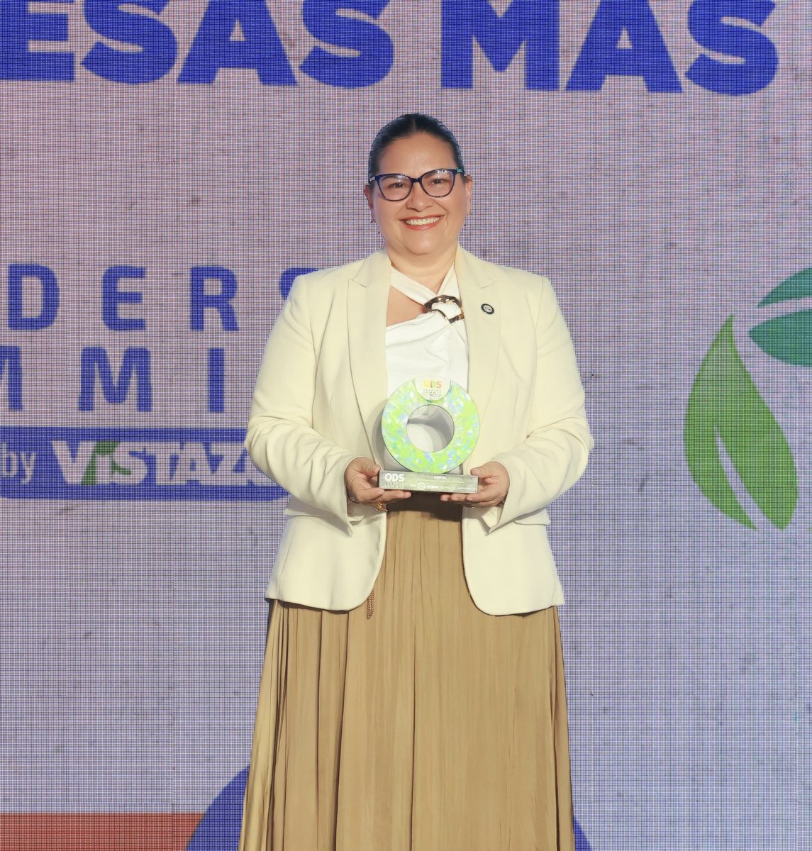 espol's tweet photo. Fuimos reconocidos como una de las instituciones que más aporta al cumplimiento de los Objetivos de Desarrollo Sostenible (ODS) en Ecuador🇪🇨.

Nuestra rectora, Cecilia Paredes, recibió este reconocimiento durante una ceremonia organizada por Grupo Vistazo e Ypsilom, consultora especializada en Desarrollo Sostenible y Responsabilidad Corporativa. Esta distinción destaca el compromiso de la #ESPOL con la generación de conocimiento, investigación y formación orientadas al desarrollo sostenible y soluciones con impacto en el país.
