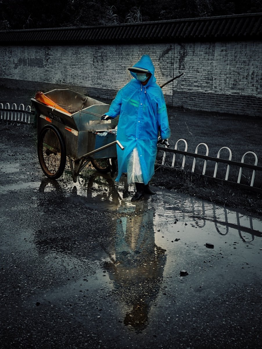 margo80's tweet photo. A stranger gave me a hot coffee when my bike broke down on a rainy morning. Small kindness, big warmth https://t.co/0u8WwGIT65