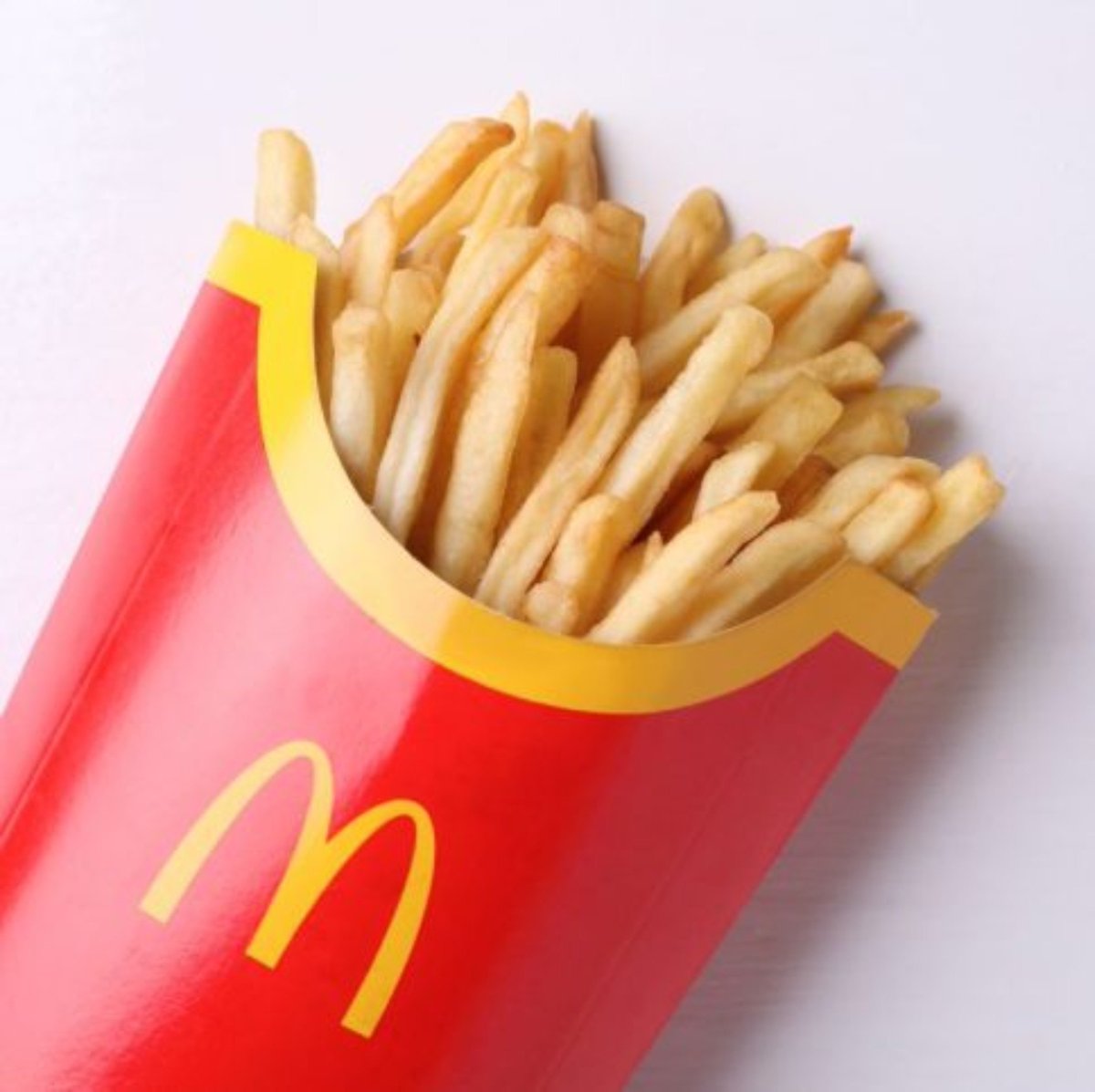 jon_delorraine's tweet photo. 🔴🇫🇷FLASH - 🍟 Le jeune "Hamza la douane" a été interpellé mercredi soir au McDonald’s de Châtelet-Les Halles après une altercation avec une employée pour "pas suffisamment de frites".

Âgé de 14 ans, il est ressorti libre après que son père est venu le chercher. Il serait pourtant sous contrôle judiciaire, avec interdiction de sortir entre 22h et 6h.
(Paris Match)