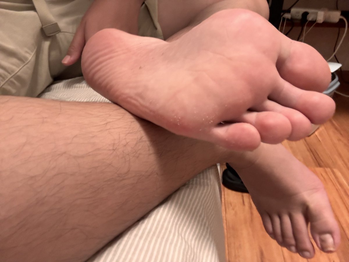 Josephloa070708's tweet photo. 穿了一天teva 来闻来舔👅
今天也是脚泥覆盖的油亮脚底和刺鼻的香
也可以被干燥粗糙的脚趾摩擦乳头
#恋足 #脚臭 #大脚 #汗脚 #男人最爱 #雄臭 https://t.co/sMj1z5hp5H