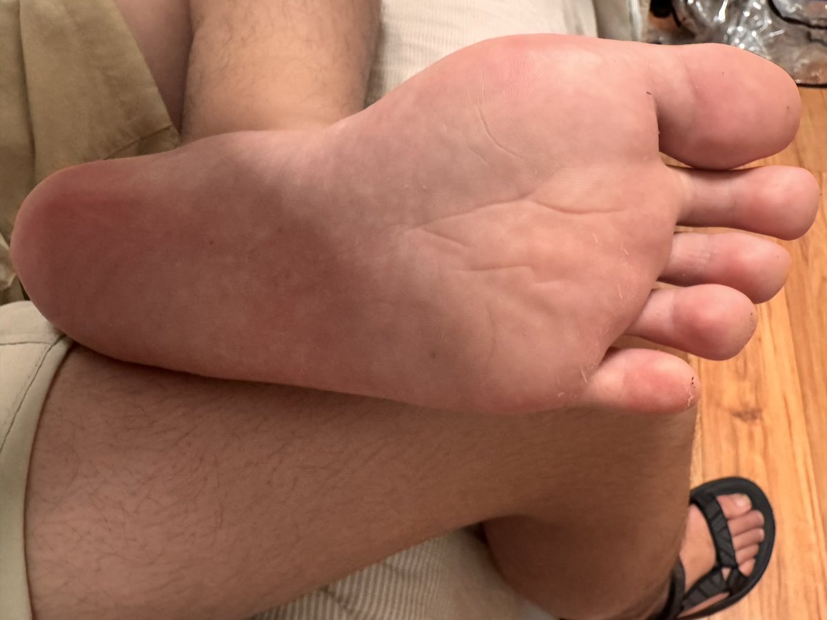 Josephloa070708's tweet photo. 穿了一天teva 来闻来舔👅
今天也是脚泥覆盖的油亮脚底和刺鼻的香
也可以被干燥粗糙的脚趾摩擦乳头
#恋足 #脚臭 #大脚 #汗脚 #男人最爱 #雄臭 https://t.co/sMj1z5hp5H