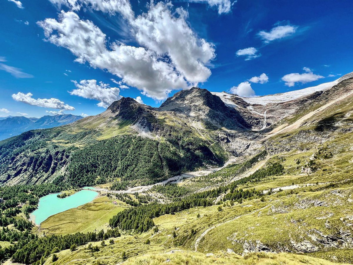 bergwelt_me's tweet photo. Die #Schweiz ist ein Volk von Wanderern: 49 Prozent der Bevölkerung ab 15 Jahren wandern. Damit bleibt #Wandern laut der neuen Studie «Sport Schweiz 2026» die beliebteste Sportart des Landes.

Kein Wunder, bei solchen Aussichten, wie hier von Sassal Mason zwischen dem Val Bernina und dem Puschlav! 🤩