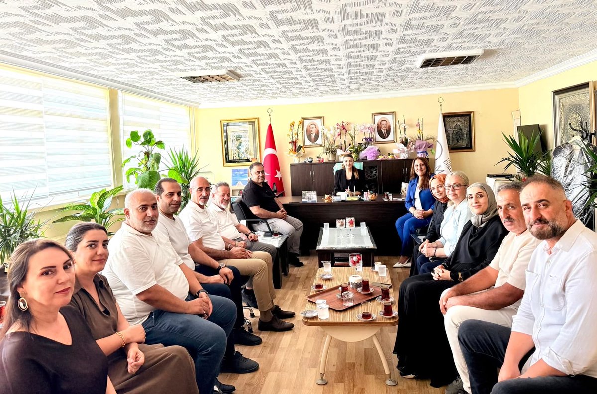 Hulya_Ekin33's tweet photo. Akdeniz İlçe Başkanımız Mahsun Sevimli, Akdeniz İlçe Kadın Kolları Başkanımız Naile Erguvan, meclis üyelerimiz, il yönetimimiz ve Akdeniz ilçe teşkilatımızla birlikte Olgunlaşma Enstitüsü Müdürümüz Aynur Başdemir’i ziyaret ettik.

Kadınlarımızın emek, sabır ve büyük bir özveriyle ortaya koyduğu birbirinden kıymetli el emeği ürünleri üzerine güzel bir sohbet gerçekleştirdik. 🌸

Her bir ürün; kadınlarımızın yeteneğini, üretkenliğini, kültürümüzü ve geçmişten geleceğe taşıdığımız değerleri yansıtıyor.

Kadınlarımız ürettikçe güçleniyor, emekleri değer buldukça geleceğe daha güçlü izler bırakıyor. Kadın emeğinin olduğu her yerde güzellik, üretim ve umut var. ❤️