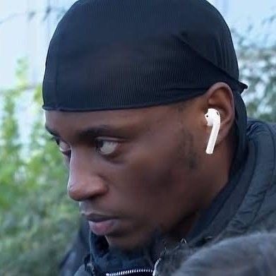agnostikado_'s tweet photo. yo en público:                            mis auriculares: https://t.co/ObPE9hnDPN