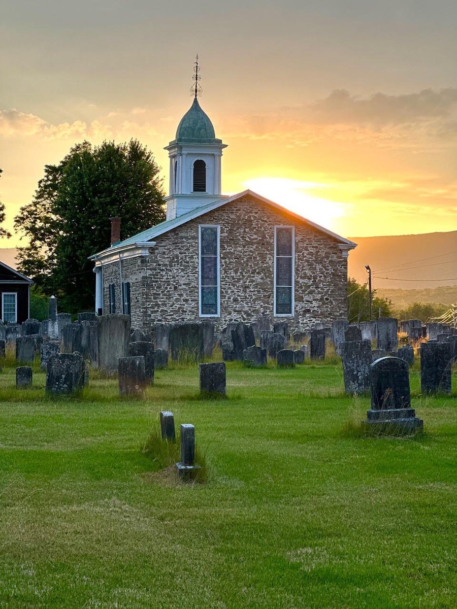 PresbyInn's tweet photo. This church, one of the oldest Dutch Reformed in the country, Revolutionary War patriots in the cemetery, needs a pastor to bring them the Word and the Sacraments. 🔗👇🏻 https://t.co/AD2KexiYd4