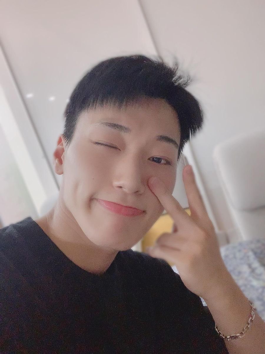 hualippyv2's tweet photo. ถ้าซานตัดผมสั้นอีก ที่ไม่ใช่ไปทหารอะนะ ละเซ็ทให้มันสไปกี้ๆ คือ กุปิดแอคจิง เปิดใหม่ด้วย เลาแอบอยากเสียชีวิตนะ คือ ไม่หวังสีผม เพราะเสี่ยเขาคงไม่ทำ แต่ว่าเรื่องผมสั้น ก็หวังอยู่ เพราะซานตัดผมสั้นแล้วเห็นหน้าชัดๆ มันสะใจอะ แบบหล่อมาก หล่อออออออ รู้ตัวบ้างเถอะว่ะว่าผมทรงนี้โคดหล่อ https://t.co/UxP84lYpx2