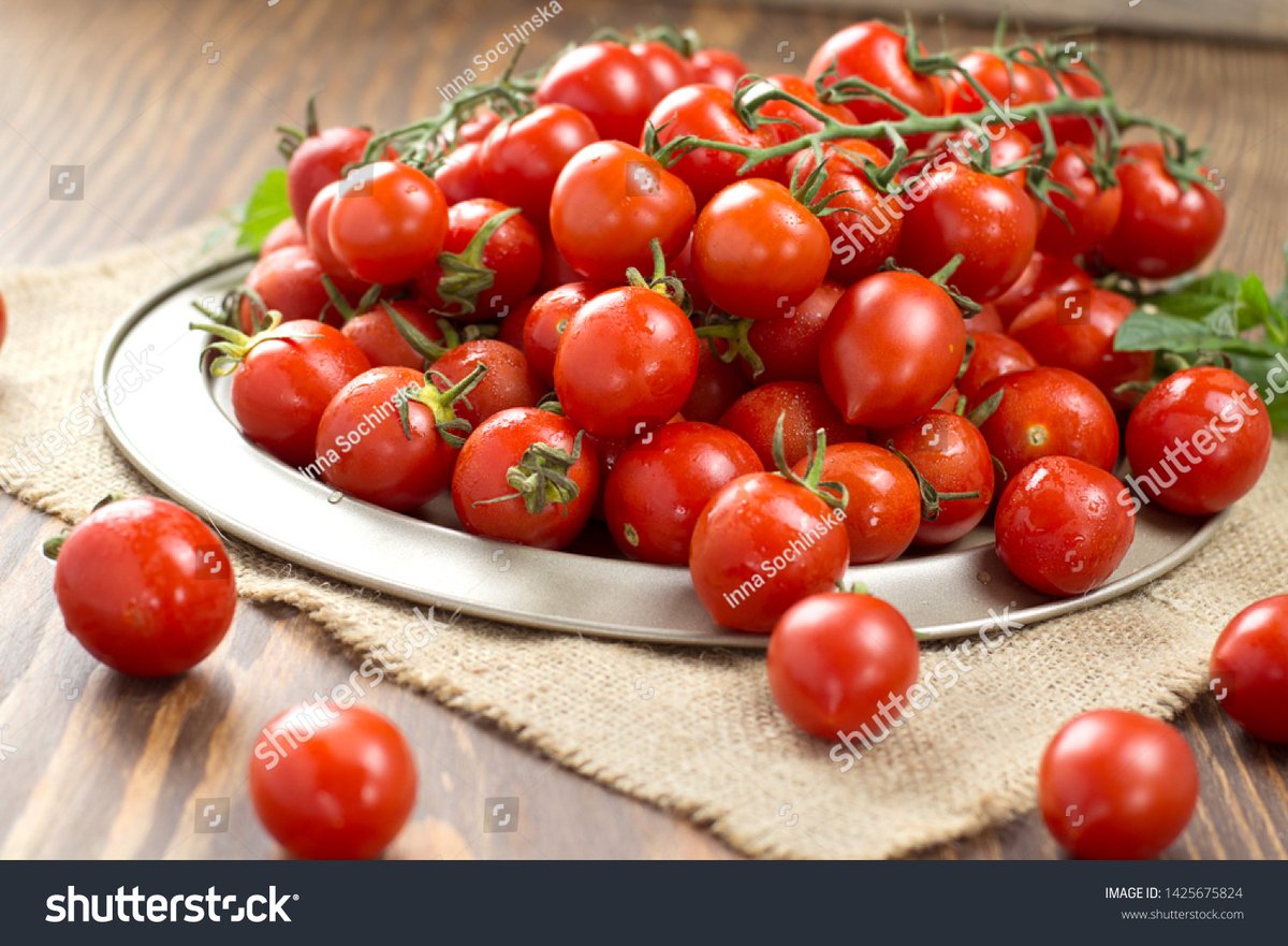 SamanthaScheit2's tweet photo. Got our garden fresh tomatoes from next door! Neighbor Lila brought these over this morning, said she harvested them just yesterday. Best summer snack ever! https://t.co/4llLmenNC4