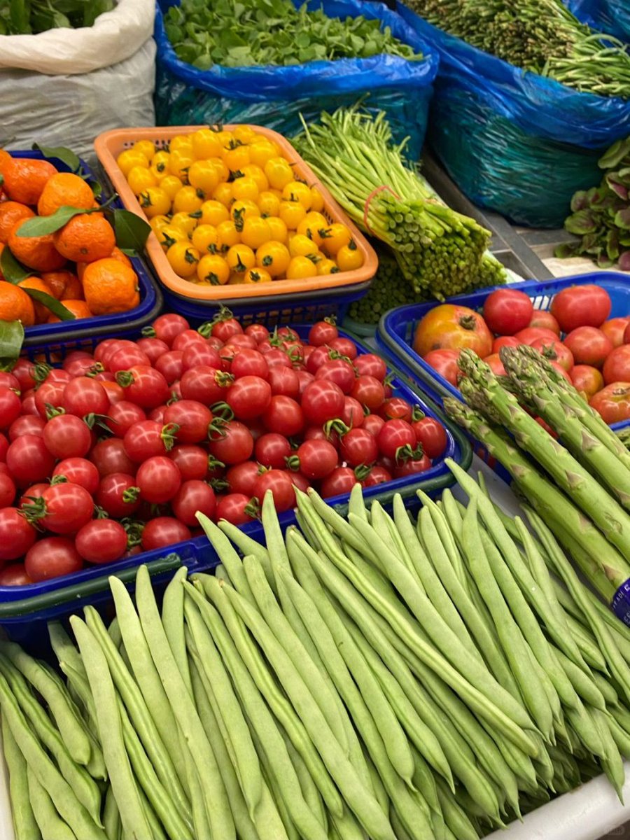 QueenShelly1964's tweet photo. Fresh organic leafy greens u0026 rainbow cherry tomatoes restocked at our neighborhood farmers' market—perfect for a quick, healthy salad tonight! Grab yours before they sell out!， https://t.co/mLOw5RCIAq