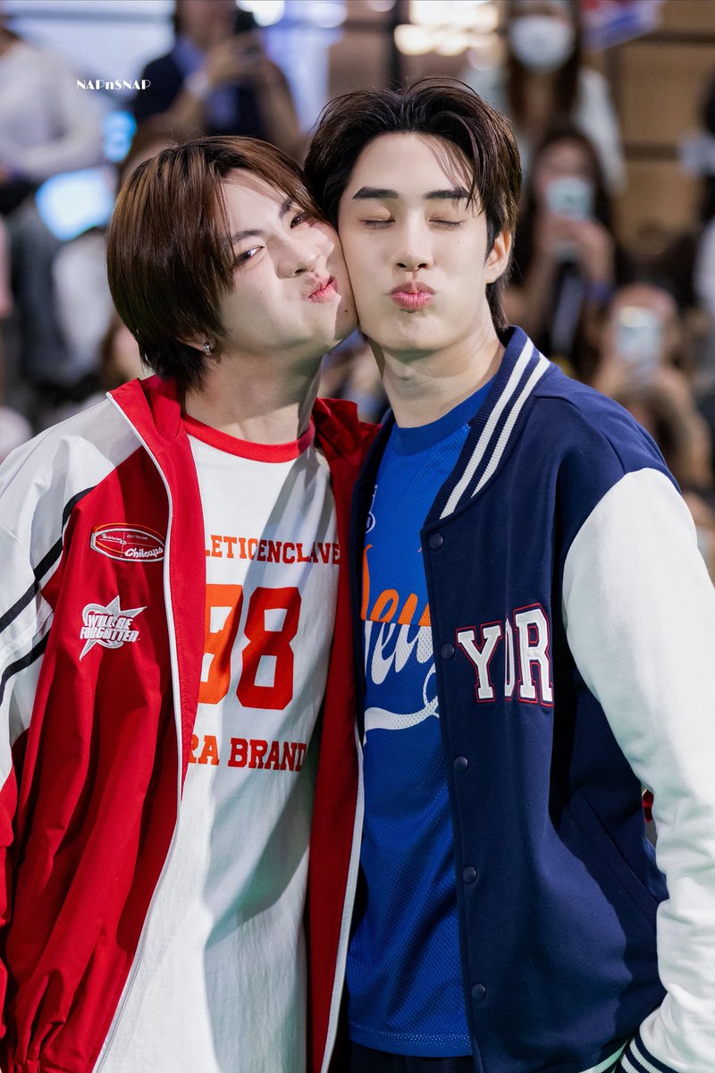 NAPnSNAP's tweet photo. อากาศแทรกผ่านตรงไหนได้บ้างน้าา 🙈

TFO AT THE MALL LIFESTORE AFTER MATCH
#TheMallNgamwongwanXTleFirstone
#TleFirstone #เติ้ลเฟิร์สวัน 
#TLE_mtm #Firstone https://t.co/MRg8BQLoe9