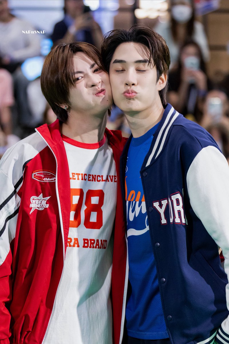 NAPnSNAP's tweet photo. อากาศแทรกผ่านตรงไหนได้บ้างน้าา 🙈

TFO AT THE MALL LIFESTORE AFTER MATCH
#TheMallNgamwongwanXTleFirstone
#TleFirstone #เติ้ลเฟิร์สวัน 
#TLE_mtm #Firstone https://t.co/MRg8BQLoe9