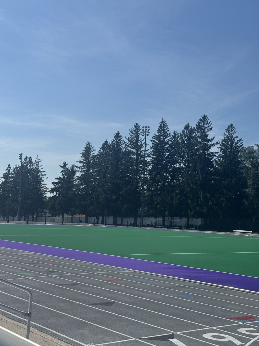 FlomoJamel's tweet photo. I had a great track visit with @GoHolyCross also got to see some former teammates thriving. Can’t wait to be back. https://t.co/qjGkGxNDA7