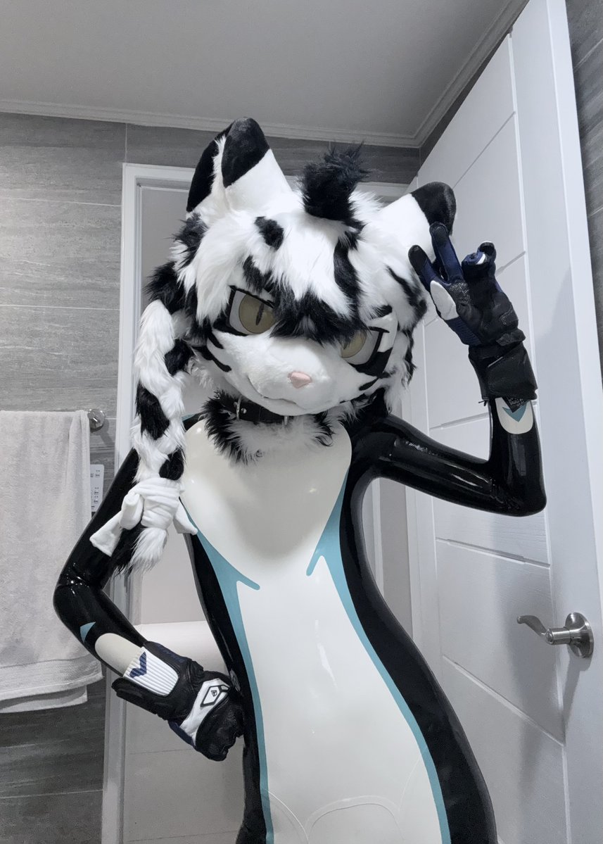 aak_kalu17's tweet photo. 隊友的戰服就是帥
再臭美一下，趁隊友不在多拍幾張 https://t.co/PXbhW1x59C