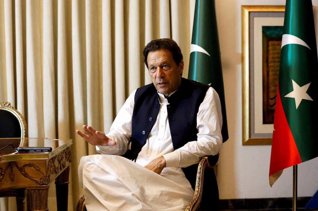 Waqarkhan's tweet photo. عمران خان کی پچھلے دو دن کی جنگ ہی بڑے بڑے سیاستدانوں کی ساری زندگی پر بھاری ہے
کوئی انسان اتنا بہادر کیسے ہو سکتا ہے، وقت کےساتھ جب پچھلے دو دنوں کی کہانی سامنے آۓ گی تو آپ عمران خان کی بہادری پر رشک کریں گے https://t.co/dj3TkY9sYR