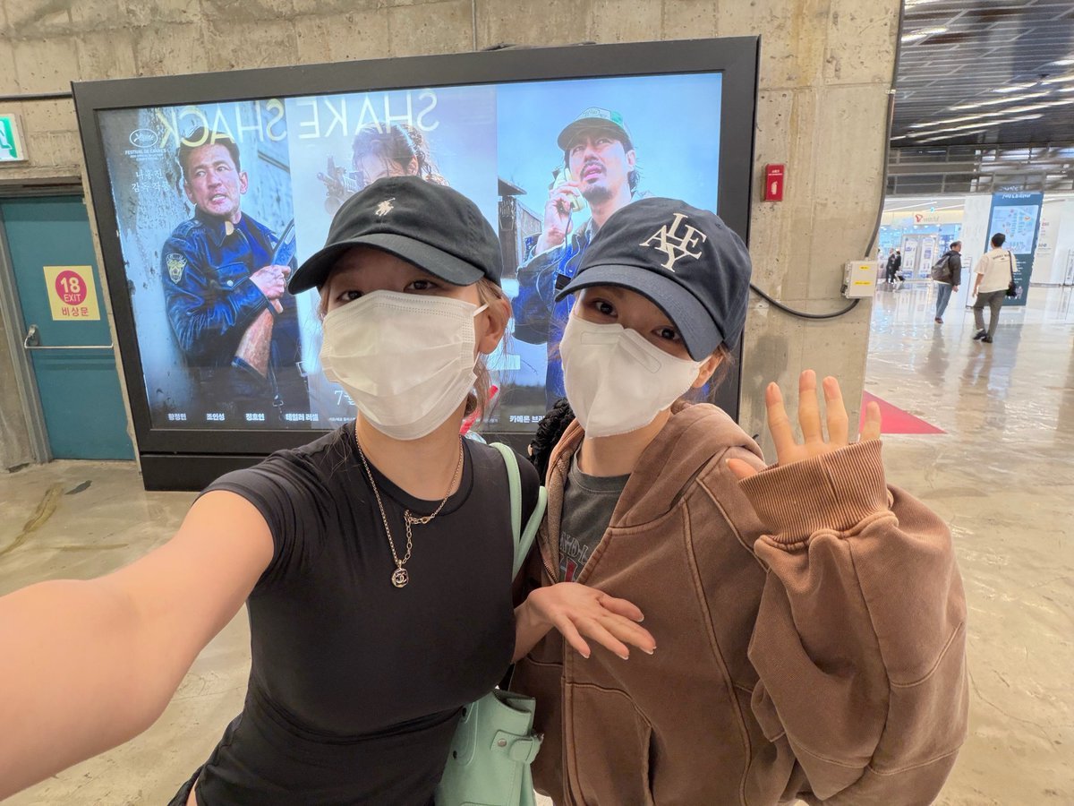 seuldywrites's tweet photo. Oh i recognise that shirt😌 looks like someone claim it and it never comes back to the real owner🤗 https://t.co/te7YmRU2mn