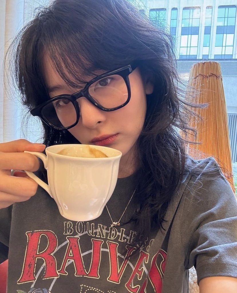 seuldywrites's tweet photo. Oh i recognise that shirt😌 looks like someone claim it and it never comes back to the real owner🤗 https://t.co/te7YmRU2mn