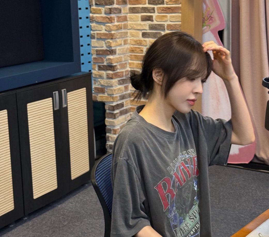 seuldywrites's tweet photo. Oh i recognise that shirt😌 looks like someone claim it and it never comes back to the real owner🤗 https://t.co/te7YmRU2mn