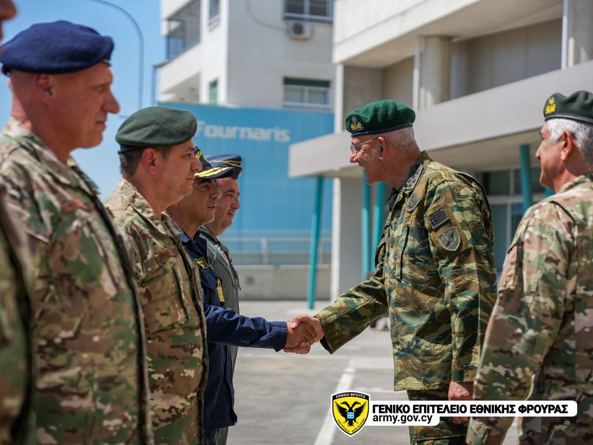 NationalGuardCY's tweet photo. Επίσκεψη Αρχηγού Γενικού Επιτελείου Εθνικής Άμυνας στην Κύπρο

Ο Αρχηγός της Εθνικής Φρουράς Αντιστράτηγος Εμμανουήλ Θεοδώρου υποδέχθηκε σήμερα στο Στρατηγείο του Γενικού Επιτελείου Εθνικής Φρουράς τον Αρχηγό του Γενικού Επιτελείου Εθνικής Άμυνας, Στρατηγό Δημήτριο Χούπη.

Διαβάστε περισσότερα👇
https://t.co/Ng76DXbxwr

#ΕθνικήΦρουρά #ΕίμαστεΠερήφανοι