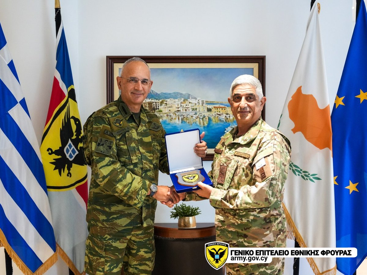 NationalGuardCY's tweet photo. Επίσκεψη Αρχηγού Γενικού Επιτελείου Εθνικής Άμυνας στην Κύπρο

Ο Αρχηγός της Εθνικής Φρουράς Αντιστράτηγος Εμμανουήλ Θεοδώρου υποδέχθηκε σήμερα στο Στρατηγείο του Γενικού Επιτελείου Εθνικής Φρουράς τον Αρχηγό του Γενικού Επιτελείου Εθνικής Άμυνας, Στρατηγό Δημήτριο Χούπη.

Διαβάστε περισσότερα👇
https://t.co/Ng76DXbxwr

#ΕθνικήΦρουρά #ΕίμαστεΠερήφανοι