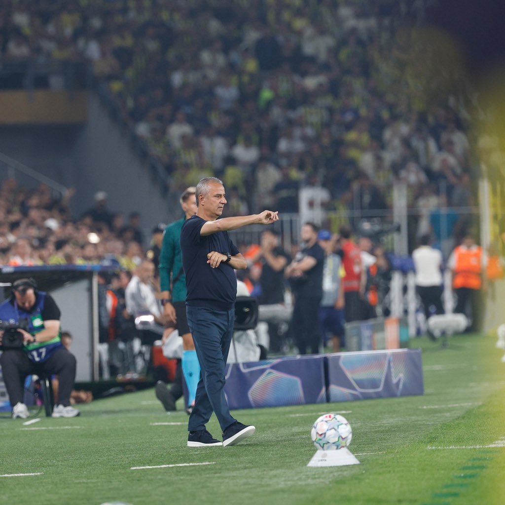 fener19070707's tweet photo. İsmail Kartalı oyununu eleştirebilirsiniz takım hazır olmayabilir ama Fenerbahçeli hesapların "kaloriferci, maraba " diye hakeret etmesi kabul edilemez.
Lyonu eleyemezse gönderir rahatlarsınız getirsiniz bi yabancı hoca.
@Fenerbahce https://t.co/FjGtASmwHK