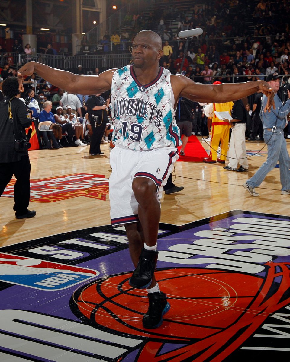 NBABrasil's tweet photo. TERRY CREWS AGORA TÁ NOS HORNETS? 🤯👀 O ator jogou o Jogo das Celebridades no All-Star de 2008, dividido entre Time New Orleans e Time Hornets. 😎
#NBAAllStar #NBAHistory #NBACelebRow https://t.co/xp1EW2wMYI