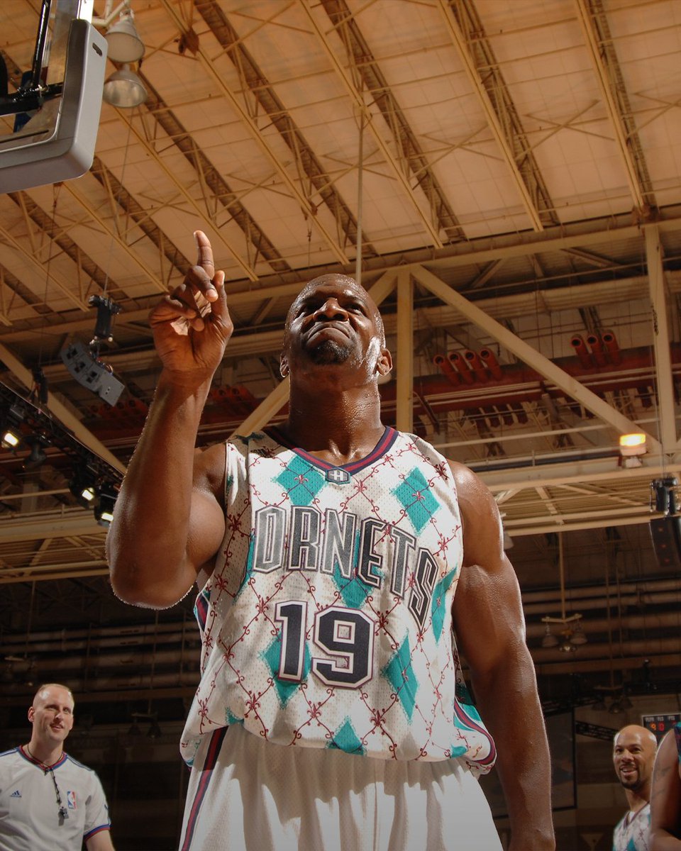 NBABrasil's tweet photo. TERRY CREWS AGORA TÁ NOS HORNETS? 🤯👀 O ator jogou o Jogo das Celebridades no All-Star de 2008, dividido entre Time New Orleans e Time Hornets. 😎
#NBAAllStar #NBAHistory #NBACelebRow https://t.co/xp1EW2wMYI