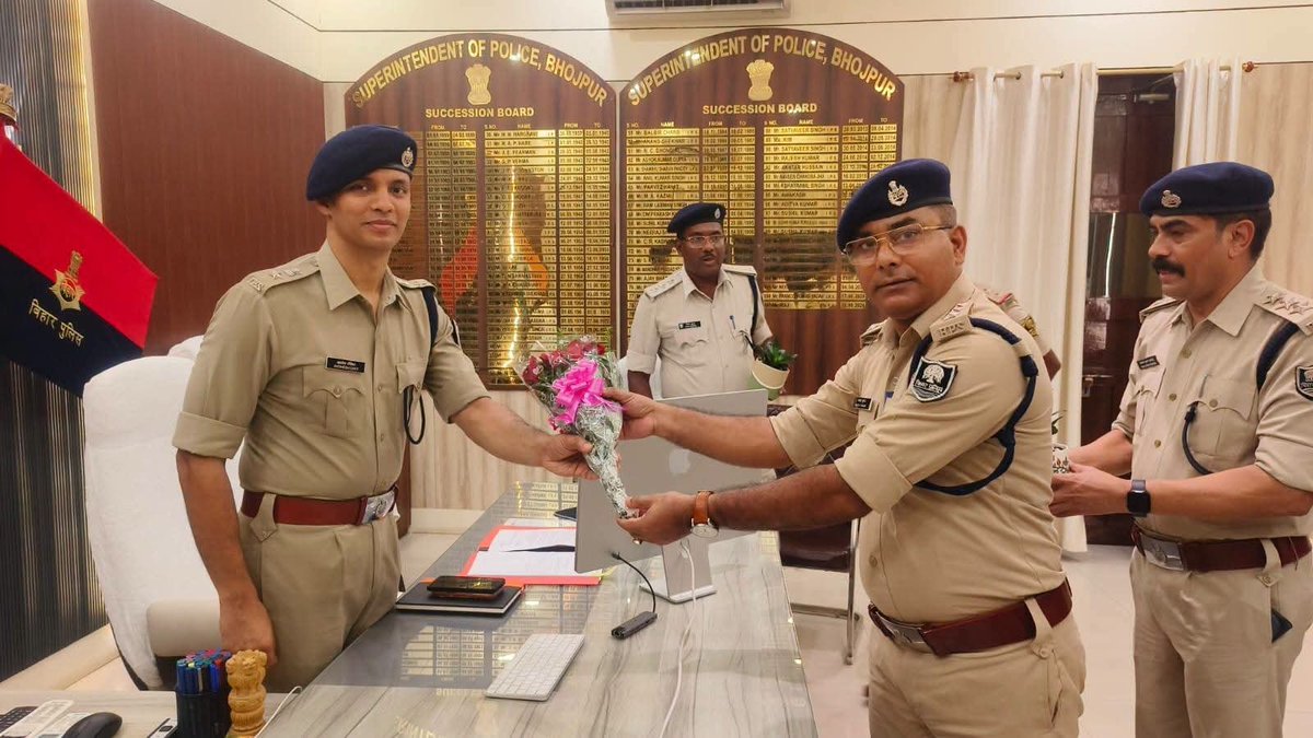 Kamlakant222's tweet photo. भोजपुर के पुलिस कप्तान के तौर पर आज 20 अगस्त 2026 को आईपीएस अवधेश दीक्षित ने प्रभार ग्रहण करने के उपरांत जिला पुलिस बल के अधिकारियों के साथ बैठक कर आंतरिक सुरक्षा तथा विधि-व्यवस्था की स्थिति की विस्तृत समीक्षा और आवश्यकतानुसार निर्देश दिये. https://t.co/h6przjanfJ
