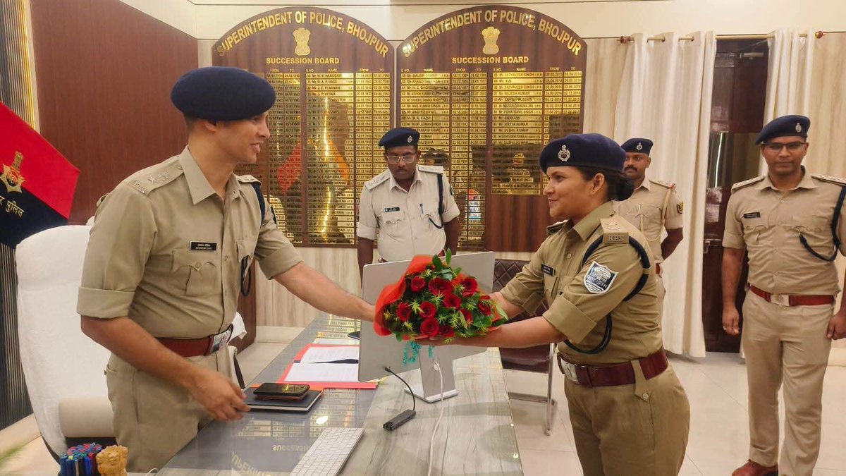 Kamlakant222's tweet photo. भोजपुर के पुलिस कप्तान के तौर पर आज 20 अगस्त 2026 को आईपीएस अवधेश दीक्षित ने प्रभार ग्रहण करने के उपरांत जिला पुलिस बल के अधिकारियों के साथ बैठक कर आंतरिक सुरक्षा तथा विधि-व्यवस्था की स्थिति की विस्तृत समीक्षा और आवश्यकतानुसार निर्देश दिये. https://t.co/h6przjanfJ
