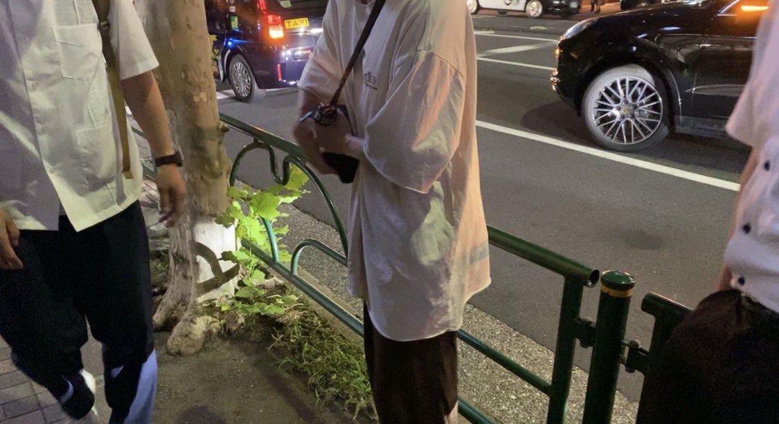 ruru____nm's tweet photo. 全員が白のトップス黒のパンツで現れてさすがに神だった*･゜ﾟ･*:.｡..｡.:*･'(*ﾟ▽ﾟ*)'･*:.｡. .｡.:*･゜ﾟ･*（笑） https://t.co/g5QR6YBJM7