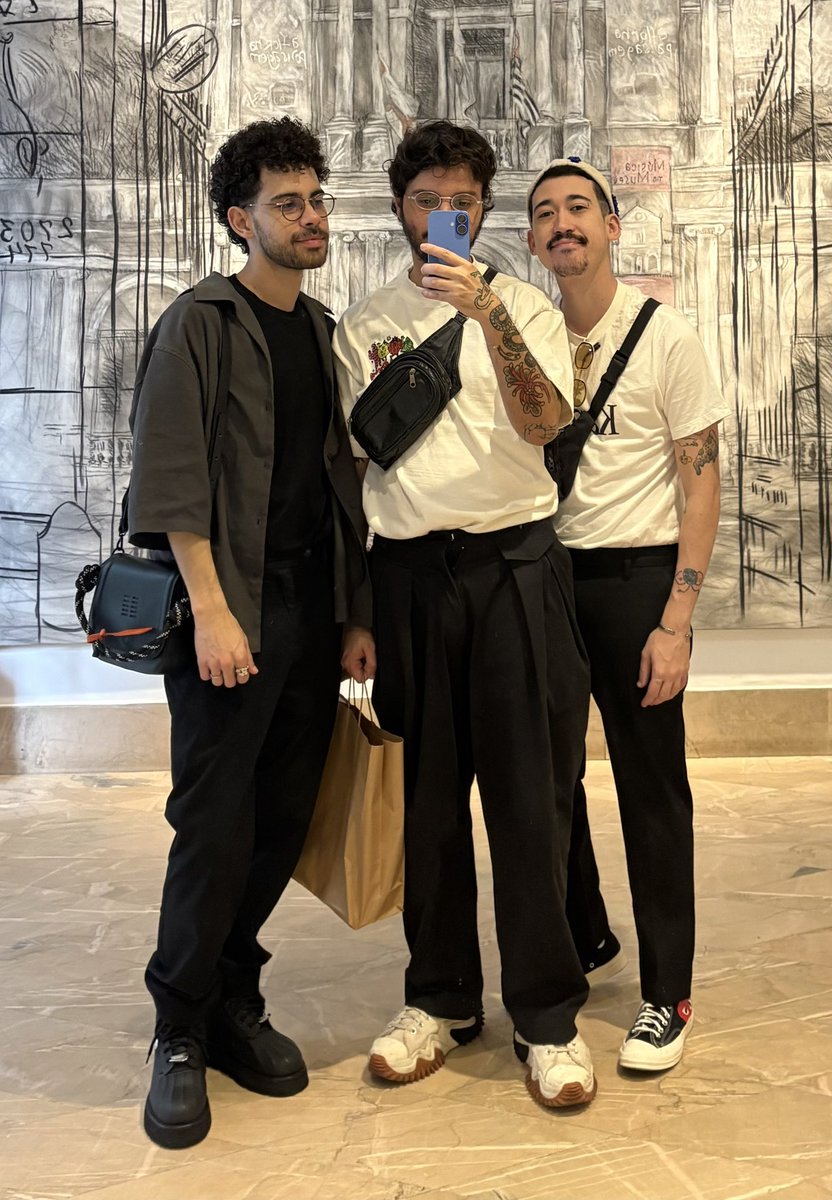 light_nesi's tweet photo. Impossível fazer essa trend pq conheci os 2 no grindr mas tá aí https://t.co/vgcPfJN2an