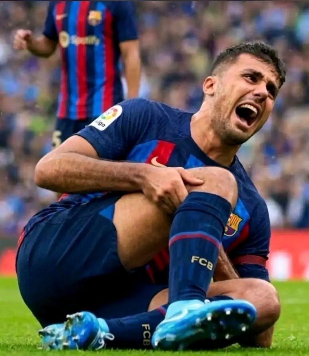 omar_alshbrm's tweet photo. عمره 30 سنة 
رباط صليبي
سعره 75-80 مليون 
اعلى راتب في برشلونه 27 مليون!!!!!
عملية دسك
هناك شكوك حول جاهزيته

سعره مبالغ به …. وراتبه مستحيل يحلم فيه مع مدريد!!!

ما الومه يوم رحل لبرشلونه .. لا ويقولك اختار مشروع برشلونه وهو راتبه 27 مليون!!!!!!!!! https://t.co/lwmo5Vw4CJ