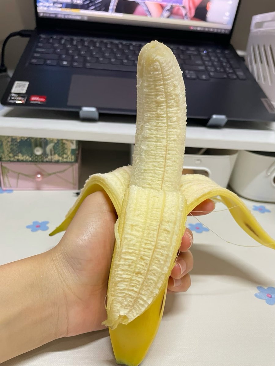 riddlemethis142's tweet photo. 这香蕉长得真标准，感觉你们应该没这么大哈哈哈 https://t.co/wTL4M3LQMM