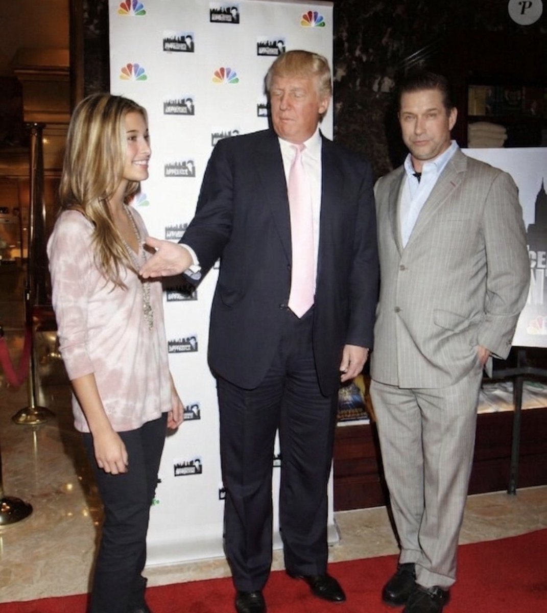 evilstea's tweet photo. Son tan ridículas que editaron la foto de Dee Snider con Donald Trump para reemplazarla con Hailey.  Ni siquiera le quitaron esas horribles botas 😭 https://t.co/ab7aIqoHYa