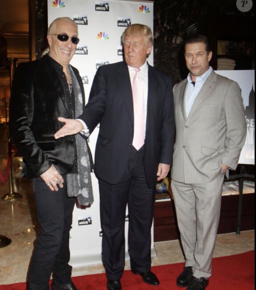 evilstea's tweet photo. Son tan ridículas que editaron la foto de Dee Snider con Donald Trump para reemplazarla con Hailey.  Ni siquiera le quitaron esas horribles botas 😭 https://t.co/ab7aIqoHYa