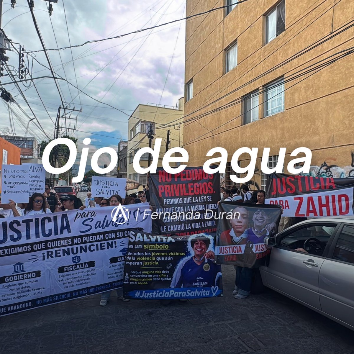 AstrolabioSLP's tweet photo. ⚠️ Cuando la violencia alcanza a quienes no estaban en el conflicto👇

Ojo de agua 🖋️ opinión por Fernanda Durán

💬 Este miércoles, dos familias llegaron juntas hasta la @FiscaliaSLP General del Estado de San Luis Potosí por historias que comenzaron en momentos distintos, pero terminaron encontrándose en una misma exigencia.

Una marchó por Gabriel Salvador Martínez Flores, “Salvita”, estudiante de Criminología de la Universidad Autónoma de San Luis Potosí (@LaUASLP), asesinado a los 21 años. La otra acompañó a Zahid, un niño de 12 años que sobrevivió a un ataque armado ocurrido en abril, pero cuya familia asegura que permanecerá con daños irreversibles.

Aquí la columna completa 🌐 https://t.co/9MHNpPF7cv