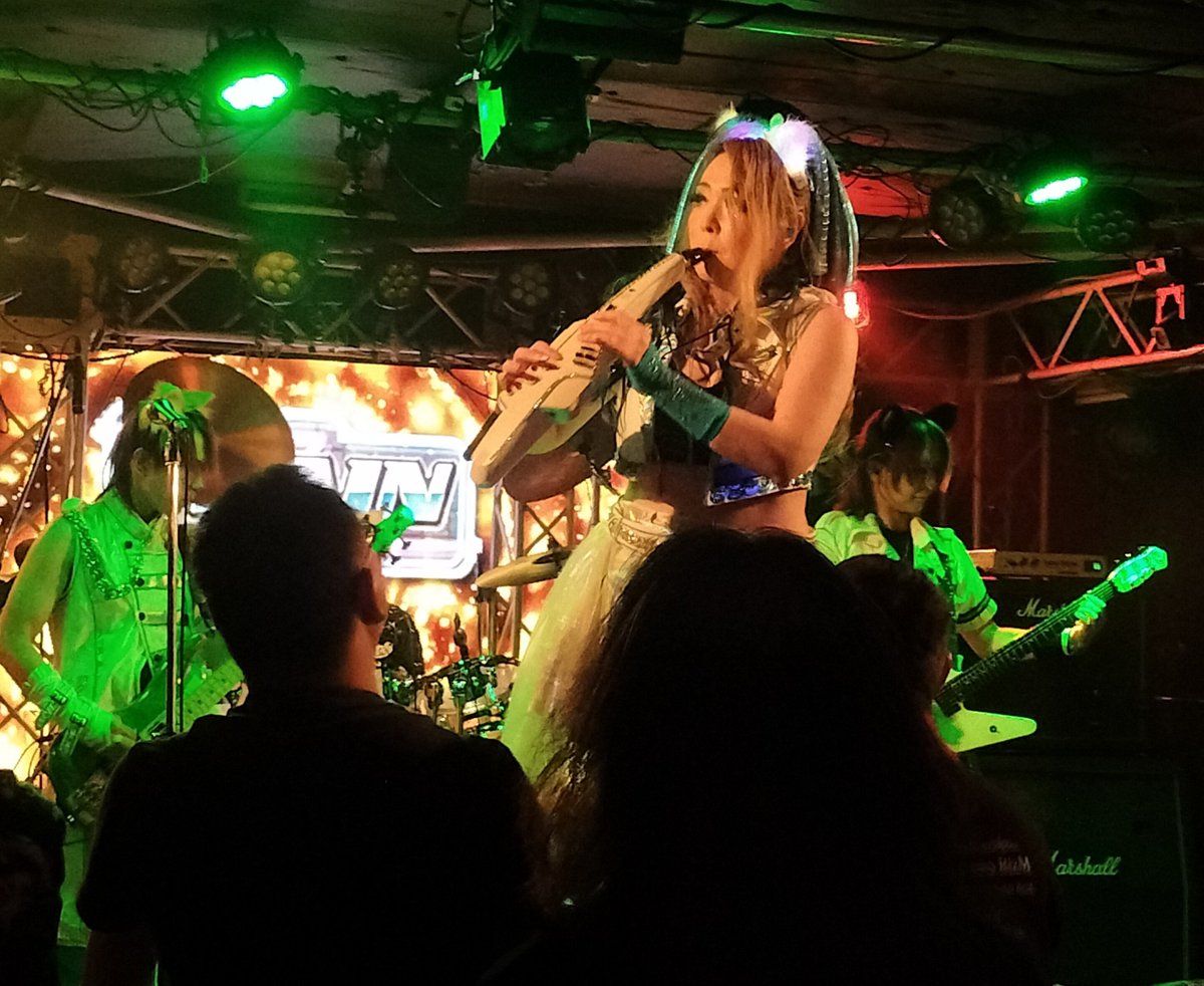 thunderfive5555's tweet photo. VRAIN、以前見た時とはかなりメンバーが変わってる。Voの女性、カッコよくて華があるしキャラも明るい。キーボードも存在感あって良い。ギターの人の表情も良い。バンドが全体的に明るい雰囲気になってる。これはお客さんも曲に合わせて自然と手を上げるわ。
#vrain #NyaMetalFest https://t.co/JF00gLDIBT