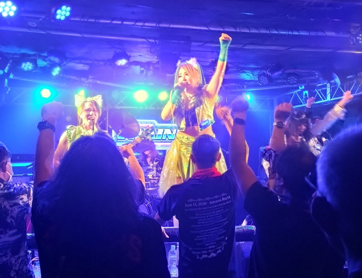 thunderfive5555's tweet photo. VRAIN、以前見た時とはかなりメンバーが変わってる。Voの女性、カッコよくて華があるしキャラも明るい。キーボードも存在感あって良い。ギターの人の表情も良い。バンドが全体的に明るい雰囲気になってる。これはお客さんも曲に合わせて自然と手を上げるわ。
#vrain #NyaMetalFest https://t.co/JF00gLDIBT