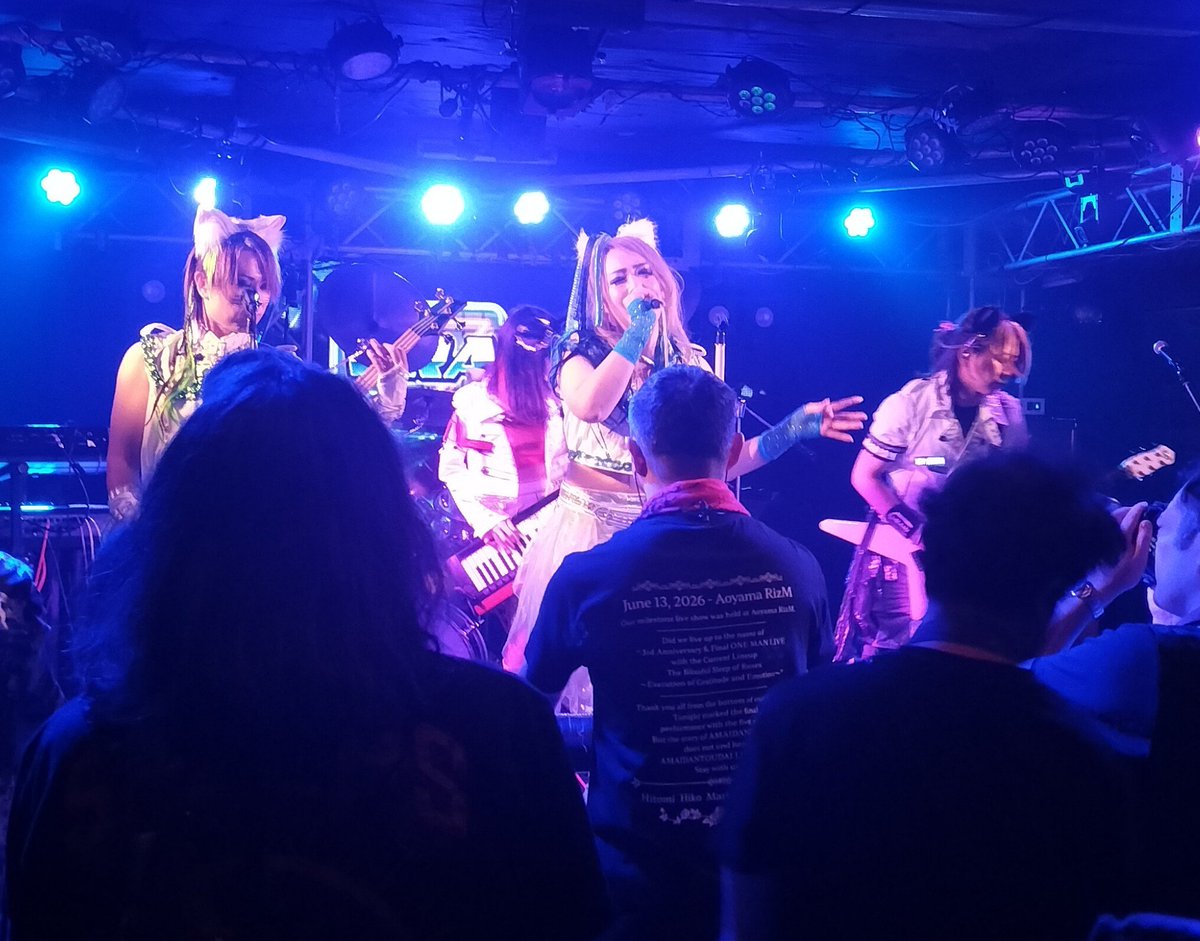 thunderfive5555's tweet photo. VRAIN、以前見た時とはかなりメンバーが変わってる。Voの女性、カッコよくて華があるしキャラも明るい。キーボードも存在感あって良い。ギターの人の表情も良い。バンドが全体的に明るい雰囲気になってる。これはお客さんも曲に合わせて自然と手を上げるわ。
#vrain #NyaMetalFest https://t.co/JF00gLDIBT