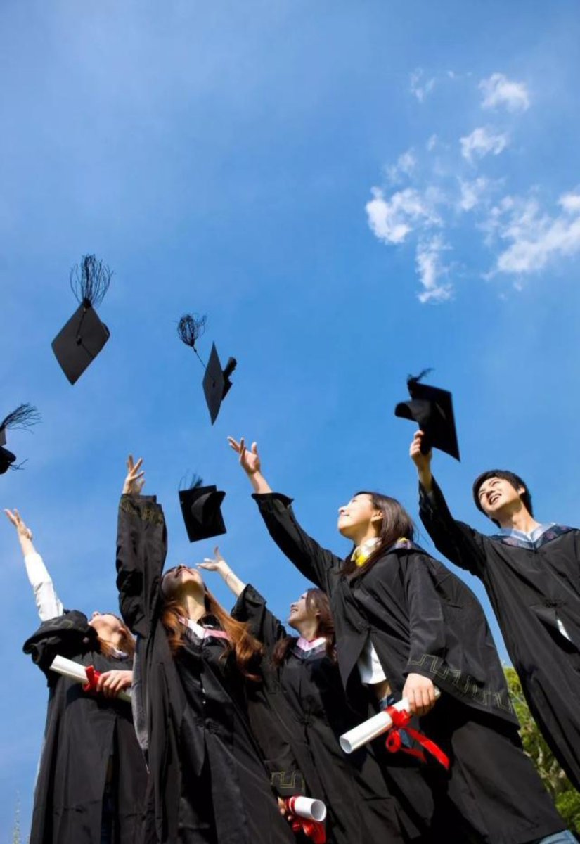 michell10929099's tweet photo. Graduation week’s final bell just rang—caps tossed, faces glowing, a year’s hard work wrapped in this perfect, messy, beautiful chapter. Off to new roads, but these hallways and laughs will stay with me forever. #Graduation2024 https://t.co/QPBo2nJkc0