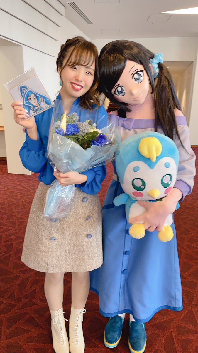 YoritaNatsu's tweet photo. ちゆ、キュアフォンテーヌ、お誕生日おめでとう🩵⛲️✨今年はイラスト間に合わなくてごめんね😭😭感謝祭の時のお写真を！2枚目ブレてるんだけど、マネージャーさんが泣けて手が震える…！って言いながら撮ってくれたヤツなのです🙏私も感謝祭泣けて仕方なかったなあ😂それも含めて最高の思い出です🐧💕 https://t.co/dtr23yAaro