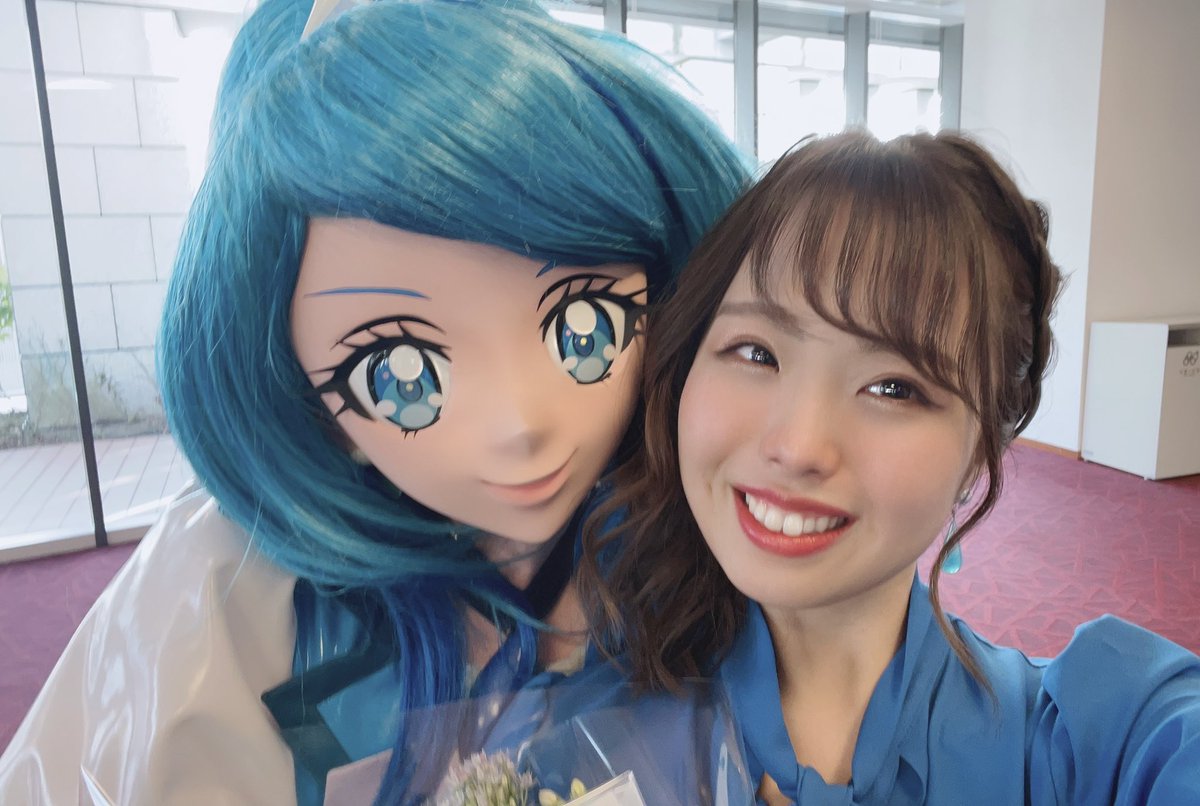 YoritaNatsu's tweet photo. ちゆ、キュアフォンテーヌ、お誕生日おめでとう🩵⛲️✨今年はイラスト間に合わなくてごめんね😭😭感謝祭の時のお写真を！2枚目ブレてるんだけど、マネージャーさんが泣けて手が震える…！って言いながら撮ってくれたヤツなのです🙏私も感謝祭泣けて仕方なかったなあ😂それも含めて最高の思い出です🐧💕 https://t.co/dtr23yAaro